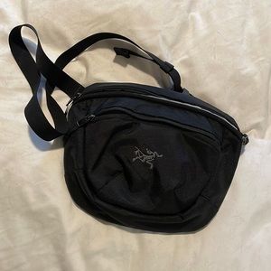 Like NEW Arc’teryx Maka 2 Crossbody Bag